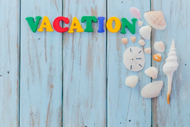 &#39;Vacation&#39; opschrift en schelpen