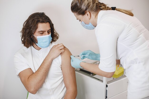 Vaccinatie zorgconcept. Handen van arts of verpleegkundige in medische handschoenen. Gezondheidszorg en medisch concept.