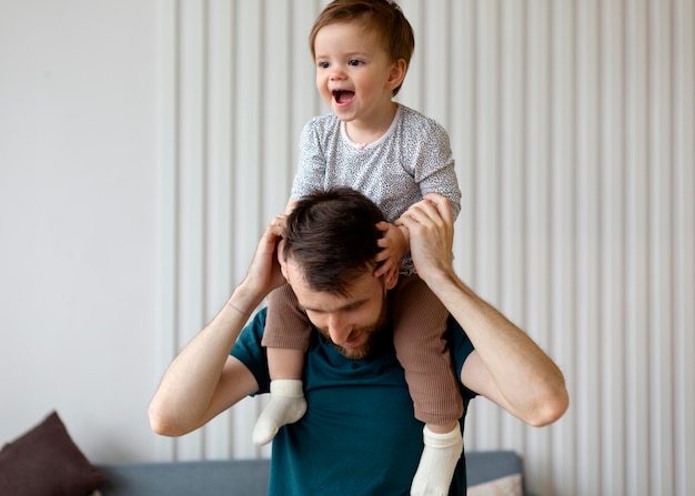 Gratis foto vader brengt tijd door met zijn kleine meisje