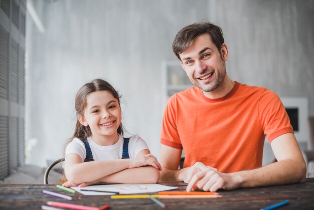 Vader die met dochter op vadersdag schilderen