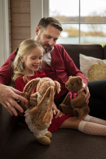 Vader en dochter brengen tijd door met kerst