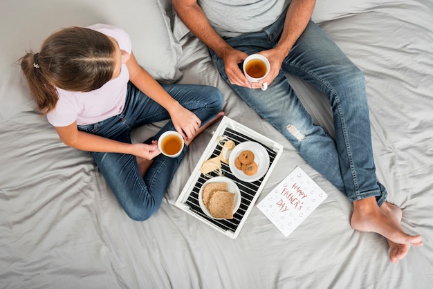 Gratis foto vader en dochter die samen ontbijten