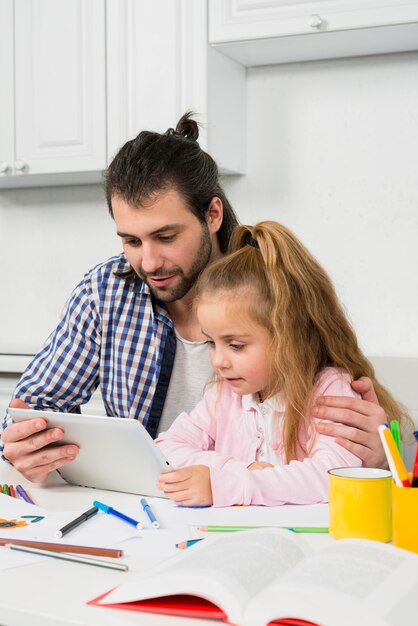 Vader en dochter die tablet gebruiken