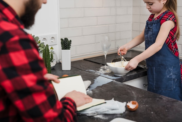 Gratis foto vader en dochter in keuken op vadersdag