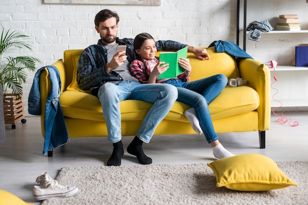 Gratis foto vader en dochter in slordige woonkamer