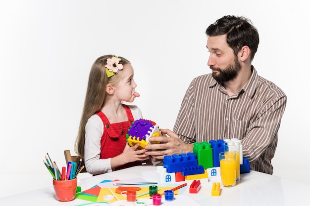 Vader en dochter samen educatieve spelletjes spelen