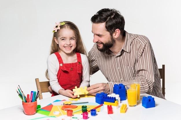 Vader en dochter samen educatieve spelletjes spelen
