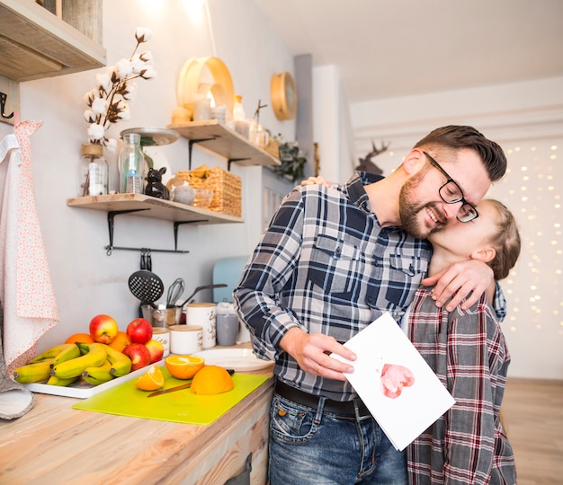 Vader en dochter samen in keuken op vadersdag