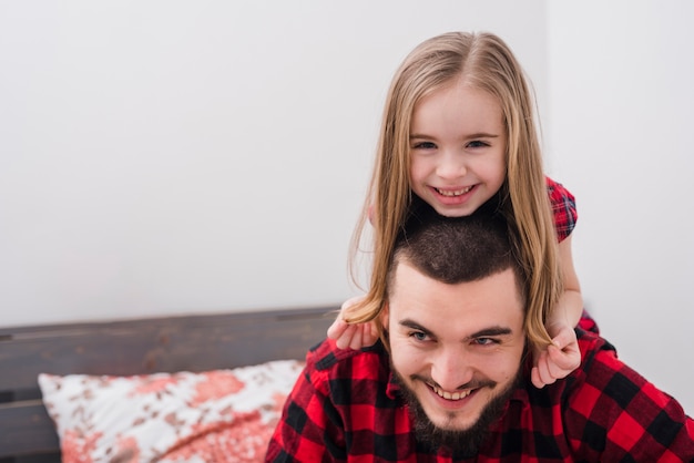 Gratis foto vader en dochter samen op vadersdag