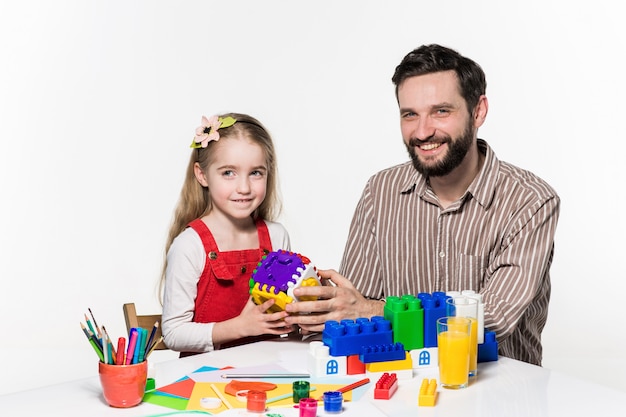 Vader en dochter samen spelen van educatieve spelletjes