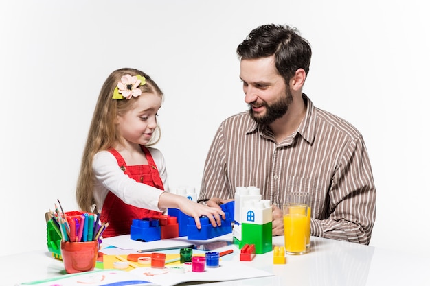 Vader en dochter samen spelen van educatieve spelletjes