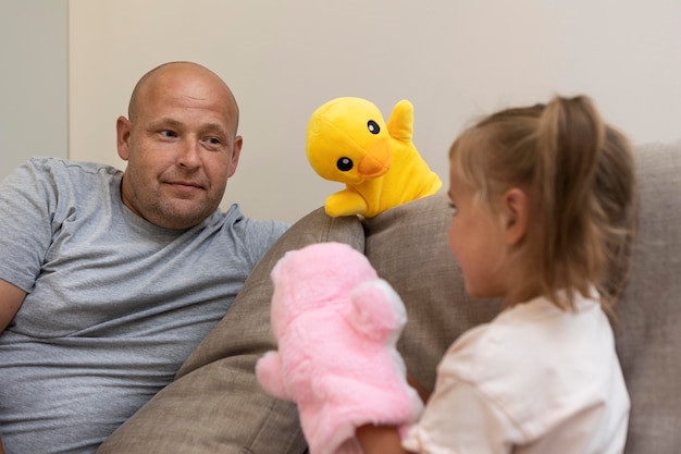 Vader en dochter spelen met poppen