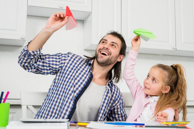 Vader en dochter spelen met vliegtuigen