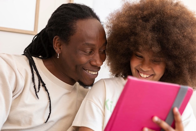 Vader en dochter spelen samen op een tablet