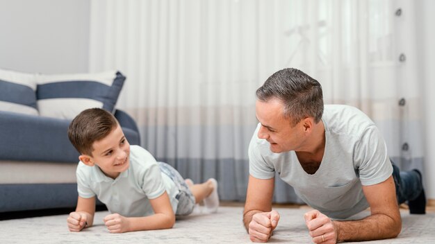 Vader en kind spelen binnenshuis