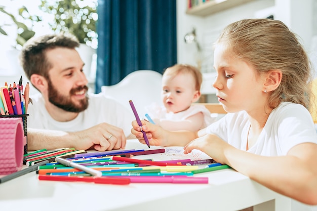 Vader en zijn baby dochter thuis