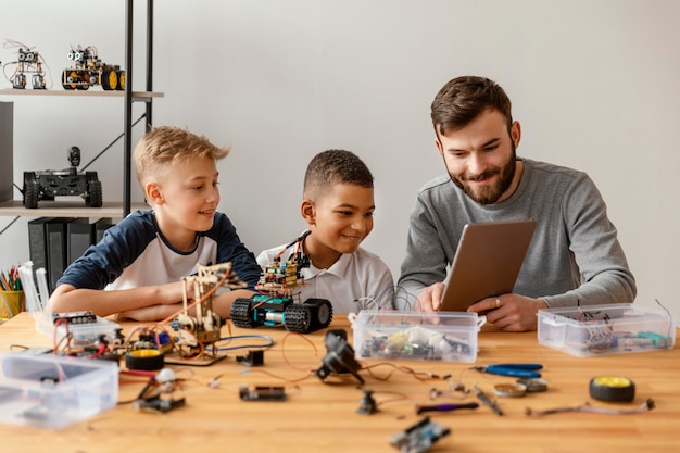 Vader en zonen die robot maken