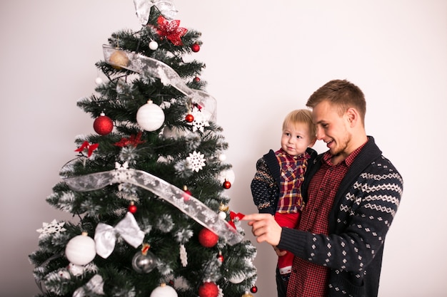 Vader en zoon door de kerstboom