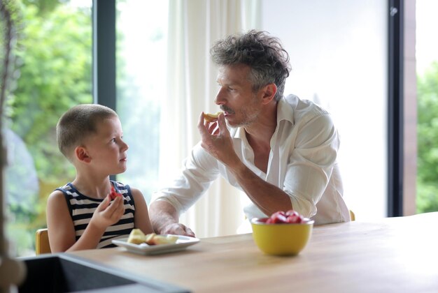 vader en zoon in de keuken