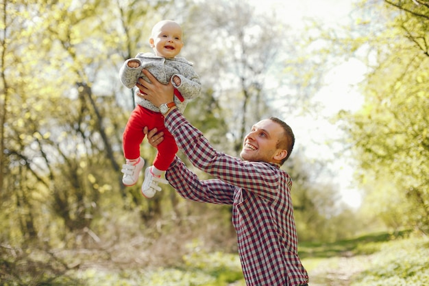 Gratis foto vader en zoon in een park