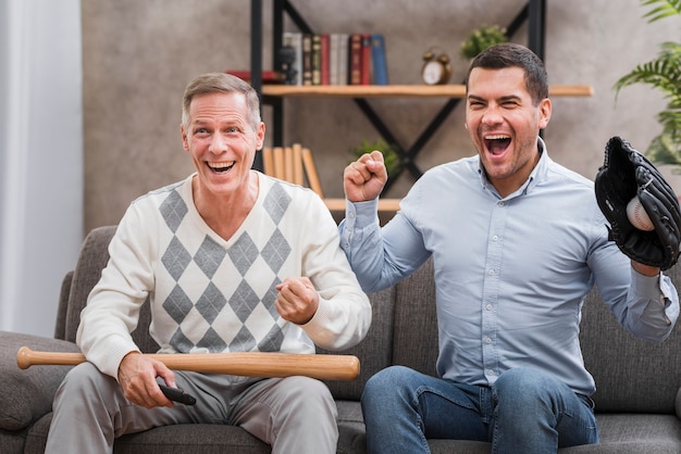 Gratis foto vader en zoon kijken naar een honkbalwedstrijd