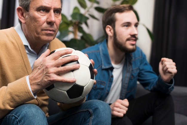 Vader en zoon kijken naar spel