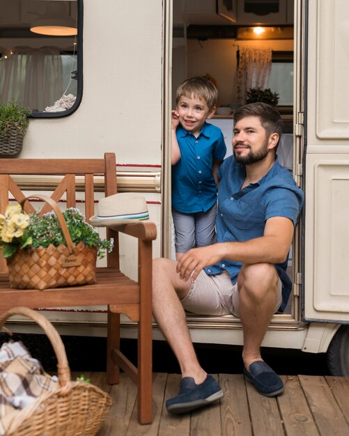 Vader en zoon kijken weg terwijl ze in de caravan zitten