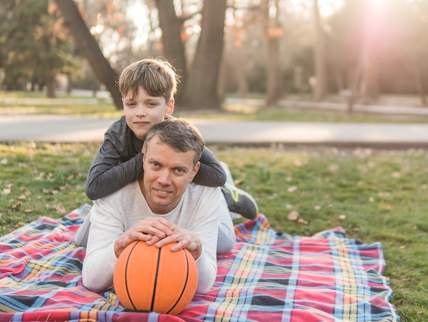 Vader en zoon met een basketbal