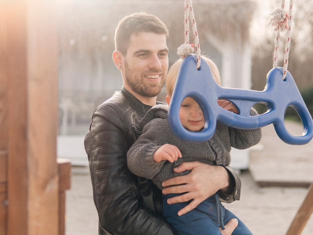 Gratis foto vader en zoon op de speelplaats