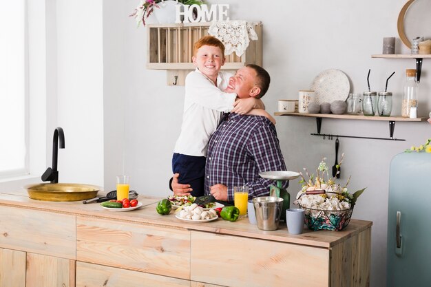 Vader en zoon poseren in de keuken