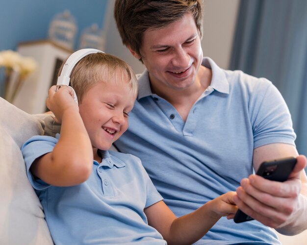 Vader en zoon samen luisteren naar muziek