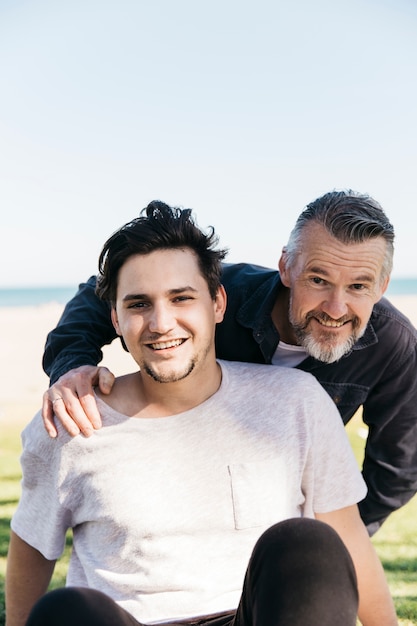 Gratis foto vader en zoon samen op het strand