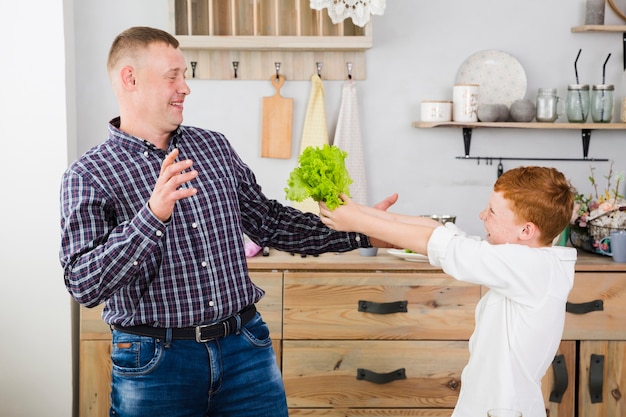 Vader en zoon spelen in de keuken