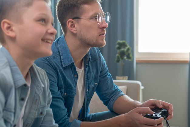 Vader en zoon spelen lokale games op console