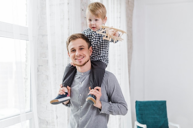 Vader en zoon spelen samen op vaders dag