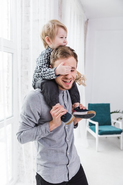 Vader en zoon spelen samen op vaders dag