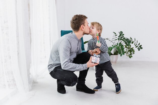 Vader en zoon spelen samen op vaders dag