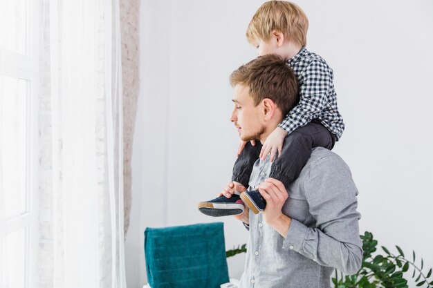 Vader en zoon spelen samen op vaders dag