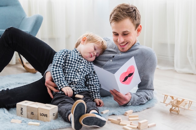 Vader en zoon spelen samen op vaders dag