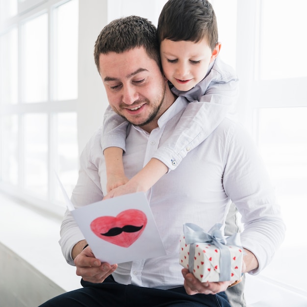 Vader en zoon spelen samen op vaders dag