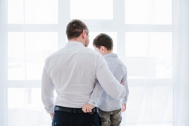 Vader en zoon spelen samen op vaders dag