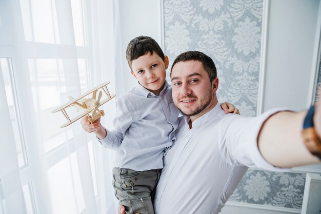 Vader en zoon spelen samen op vaders dag