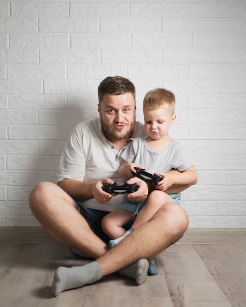 Vader en zoon thuis spelen samen