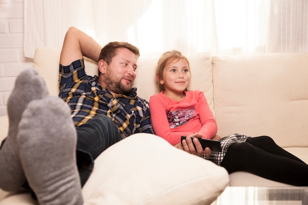 Vader kijkt naar zijn lachende dochter