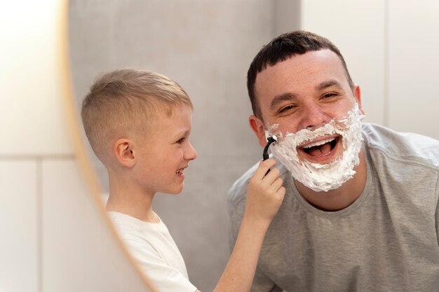 Vader leert zijn zoon hoe hij zich moet scheren