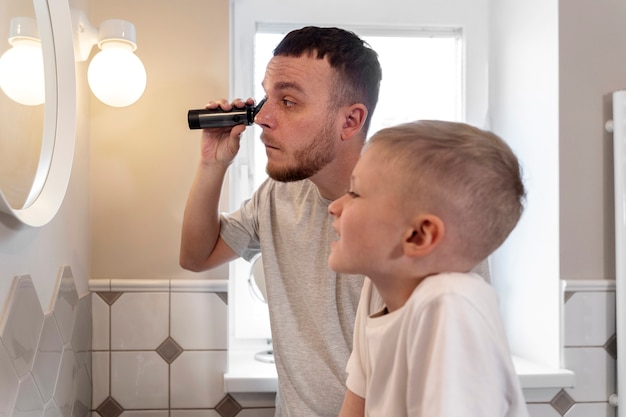 Vader leert zijn zoon hoe hij zich moet scheren