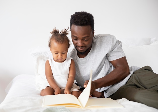 Gratis foto vader leest voor aan haar dochtertje