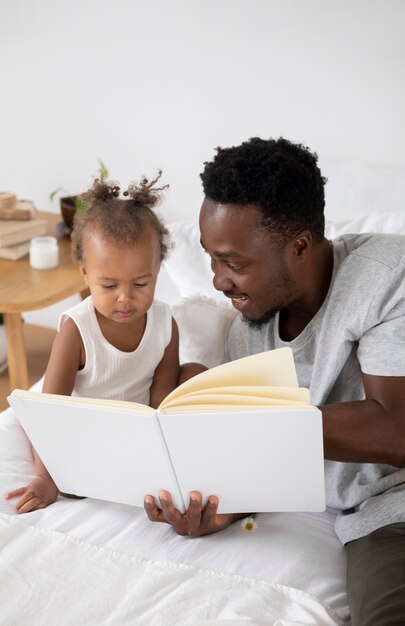 Vader leest voor aan haar dochtertje