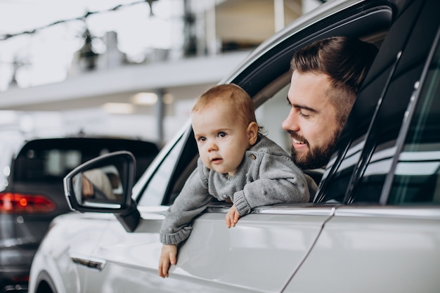 Vader met dochtertje zit in auto