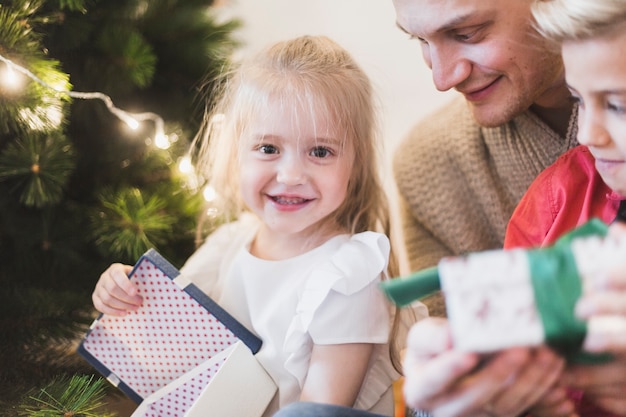 Vader met gelukkige kinderen